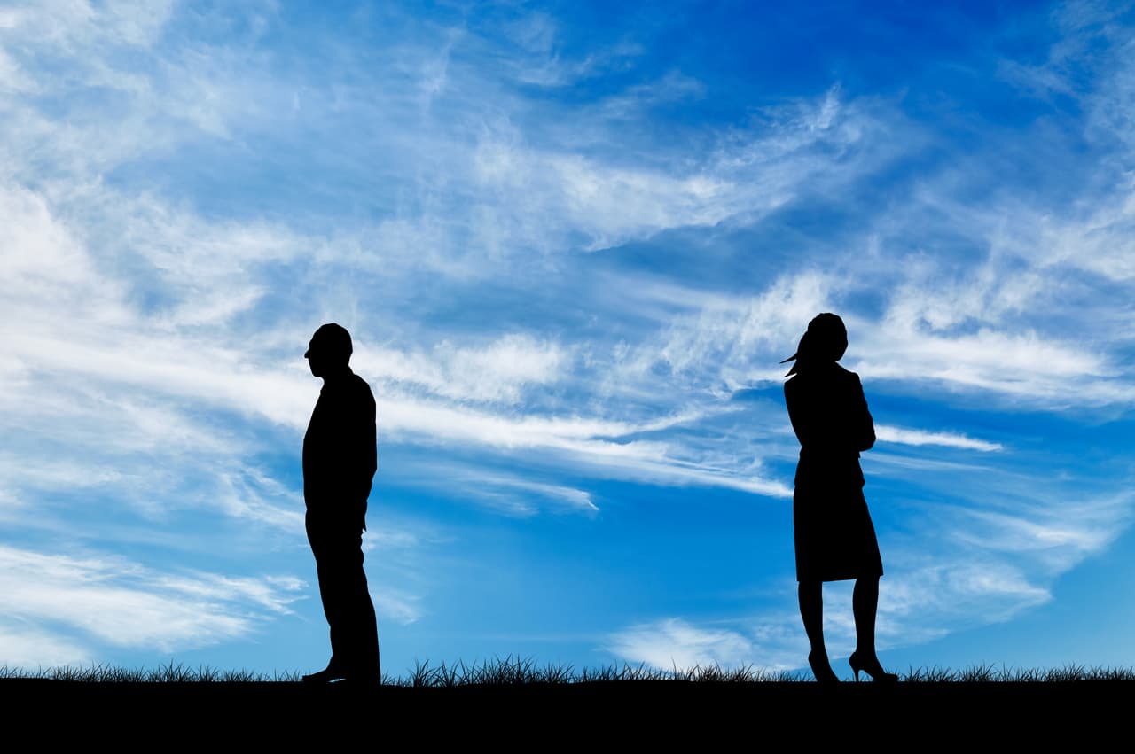 Tu pareja suele pensar que eres pesimista, cuando lo que está ocurriendo es que estás ayudando a poner los pies sobre la tierra a ese sagitariano o sagitariana que piensa su suerte es tal que nada negativo podrá suceder. Mientras él o ella lo toman como “no seas negativo o negativa”, esto te saca de quicio pues solamente estás tratando de hacer ver la realidad de forma objetiva.
