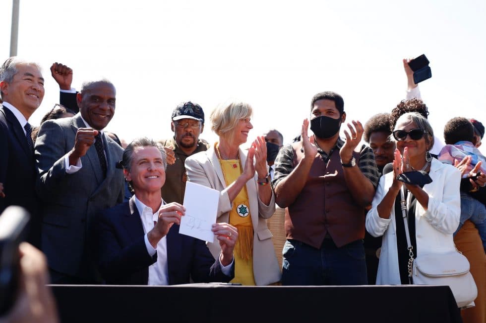 “Sabemos que nuestro trabajo está comenzando a reparar nuestro pasado, y California no dudará en confrontar el racismo estructural y los prejuicios que enfrentan las personas de color hasta el día de hoy. Agradezco a la familia Bruce, al senador Bradford, a los supervisores del condado de Los Ángeles y a todos aquellos que lucharon para mantener vivo el legado de este lugar y entregar esta justicia tan esperada ”, dijo Newsom.