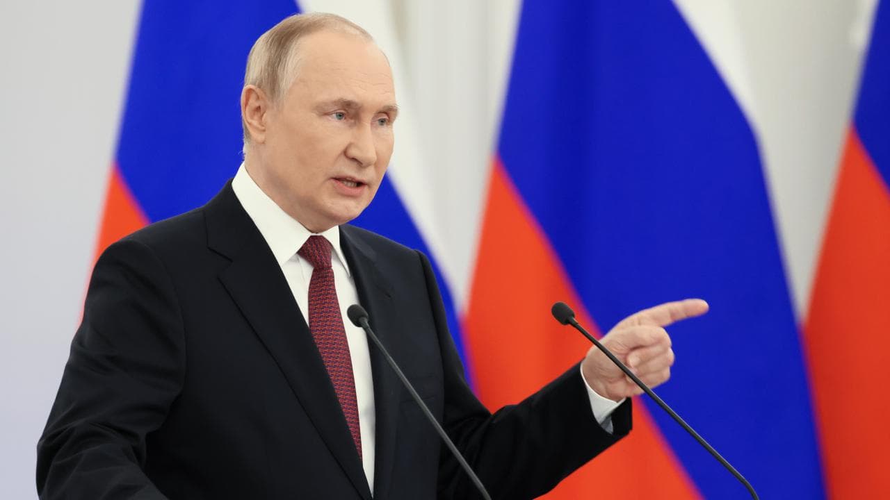 EN VIDEO: El presidente ruso, Vladimir Putin, que firmó este martes el 
<a href="https://www.univision.com/noticias/mundo/guerra-rusia-ucrania-putin-firma-ley-anexion-zaporiyia-jerson-donestk-luhansk" target="_blank">decreto de anexión de las cuatro regiones ucranianas ocupadas</a> (Donetsk, Lugansk, Jersón y Zaporiyia) culpa a Occidente de sus últimas derrotas, argumentando que el ejército ruso enfrenta a un ejército mercenario con un enorme arsenal de armamento de la OTAN.