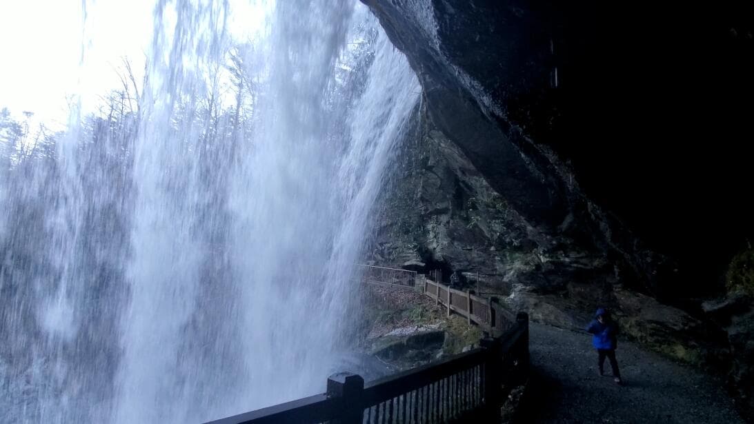 <b><a href="https://www.univision.com/local/north-carolina-wuvc/dry-falls-maravilla-natural-carolina-norte-visitar-invierno-fotos">Dry Falls</a></b>, por ejemplo, es una maravilla natural del invierno en Carolina del Norte que no querrás perderte.