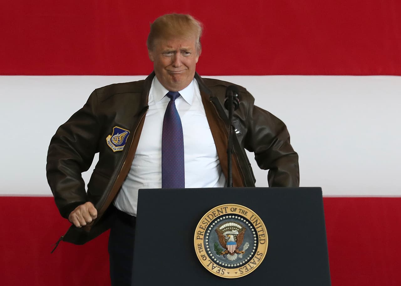 Antes de dirigirse a los presentes en la base militar de Yakota, Donald Trump ajusta su abrigo de las Fuerzas Aéreas estadounidenses del Pacifico.