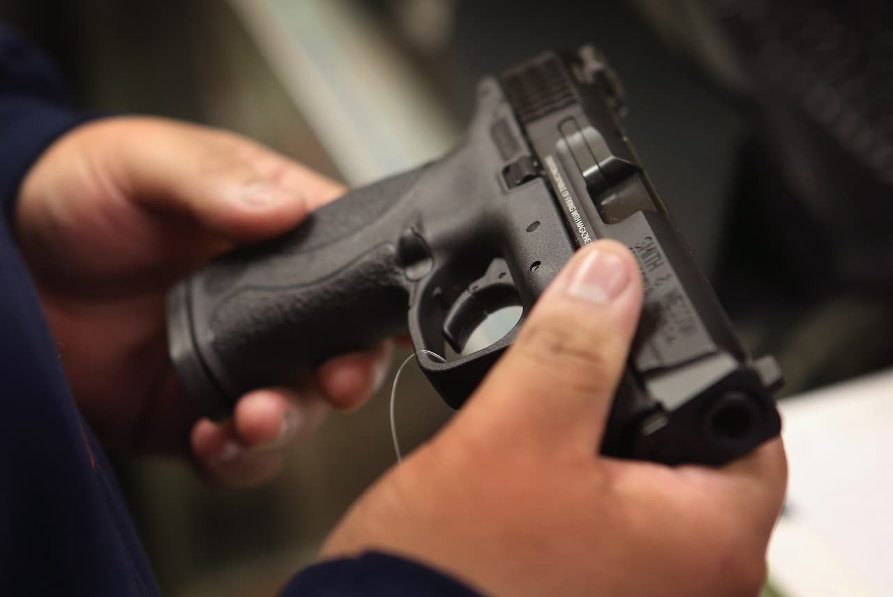 No existe una edad mínima para poseer armas de fuego según la ley de Texas, de acuerdo con Giffords Law Center, una organización que pide más control sobre las armas.