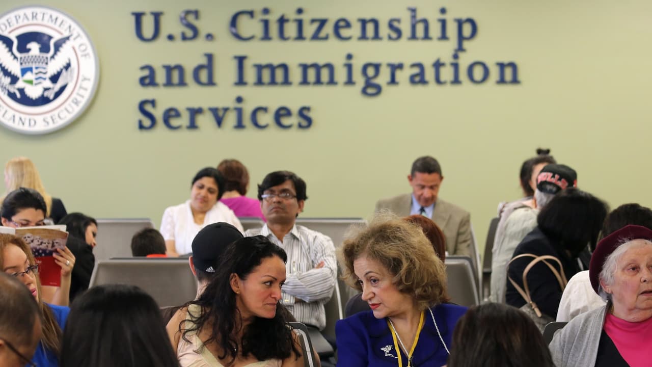¿Qué trámites migratorios aumentaron su tarifa? Algunos cuestan más de $900
