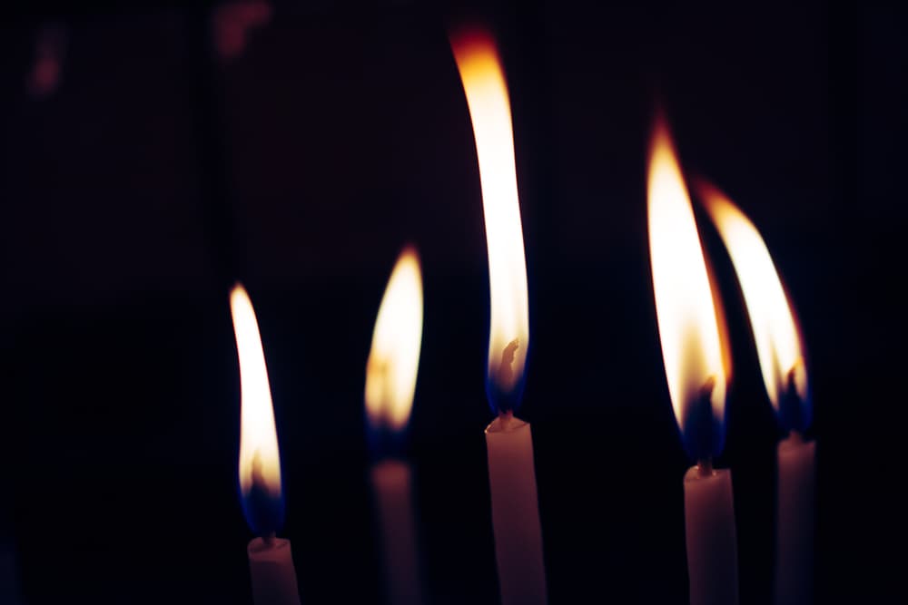 Como ves, hay muchas posibilidades y variedades de llama a la hora de encender una vela en el ritual. Te invitamos a que experimentes con los distintos rituales que te presentamos constantemente aquí en UNIVISION HORÓSCOPOS.