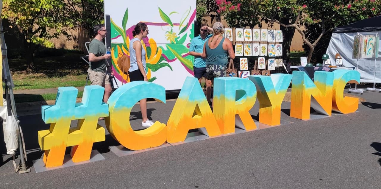 <b>Evento</b>: Lazy Daze Arts and Crafts Festival
<br>
<b>Fechas</b>: 24 y 25 de agosto
<br>
<b>Lugar</b>: Cary Town Hall Campus, Downtown Cary
<br>
<b>Sitio web</b>: 
<a href="https://www.carync.gov/recreation-enjoyment/events/festivals/lazy-daze-arts-and-crafts-festival">https://www.carync.gov/recreation-enjoyment/events/festivals/lazy-daze-arts-and-crafts-festival</a> 
<br>
<br>Durante casi medio siglo, el Lazy Daze Arts & Crafts Festival ha recibido a invitados de todas partes en el corazón del centro de Cary, durante dos días llenos de arte, entretenimiento, comida y mucho más.