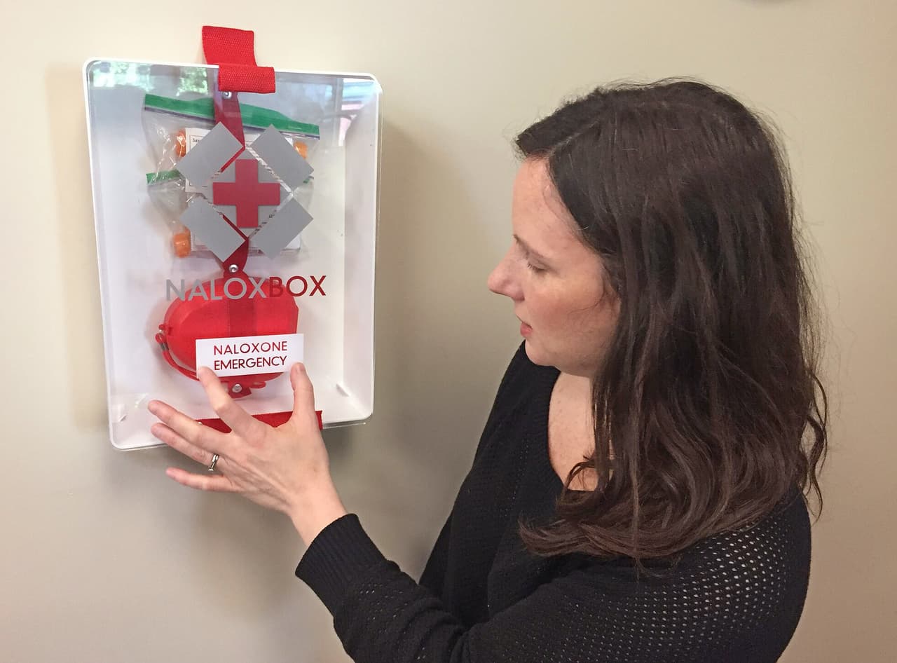 En Rhode Island idearon otra solución. Junto con un equipo de doctores, la profesora de diseño industrial Claudia Rebola diseñó el 'NaloxBox' para darle a los transeúntes en áreas públicas acceso fácil y rápido al naloxone.