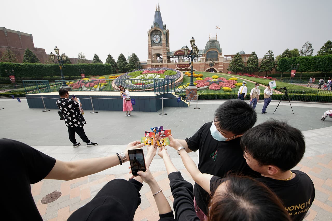 "Me complace decir que la respuesta ha sido excelente hasta ahora, nuestros miembros del elenco están emocionados de volver al trabajo", dijo Chapek. "Y esta es también una buena noticia para la comunidad de Anaheim, que depende de Disneyland para trabajos y negocios. generado por los visitantes ''.