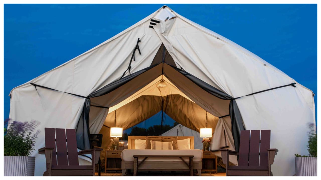 Las carpas, propiedad de 
<a href="https://www.collectiveretreats.com/governors-island/">Collective Retreats,</a> vienen equipadas con modernas cocinas, baños privados y comidas en un gran jardín (Three Peaks Lodge). Los precios comienzan en $559, y llegan hasta $959.