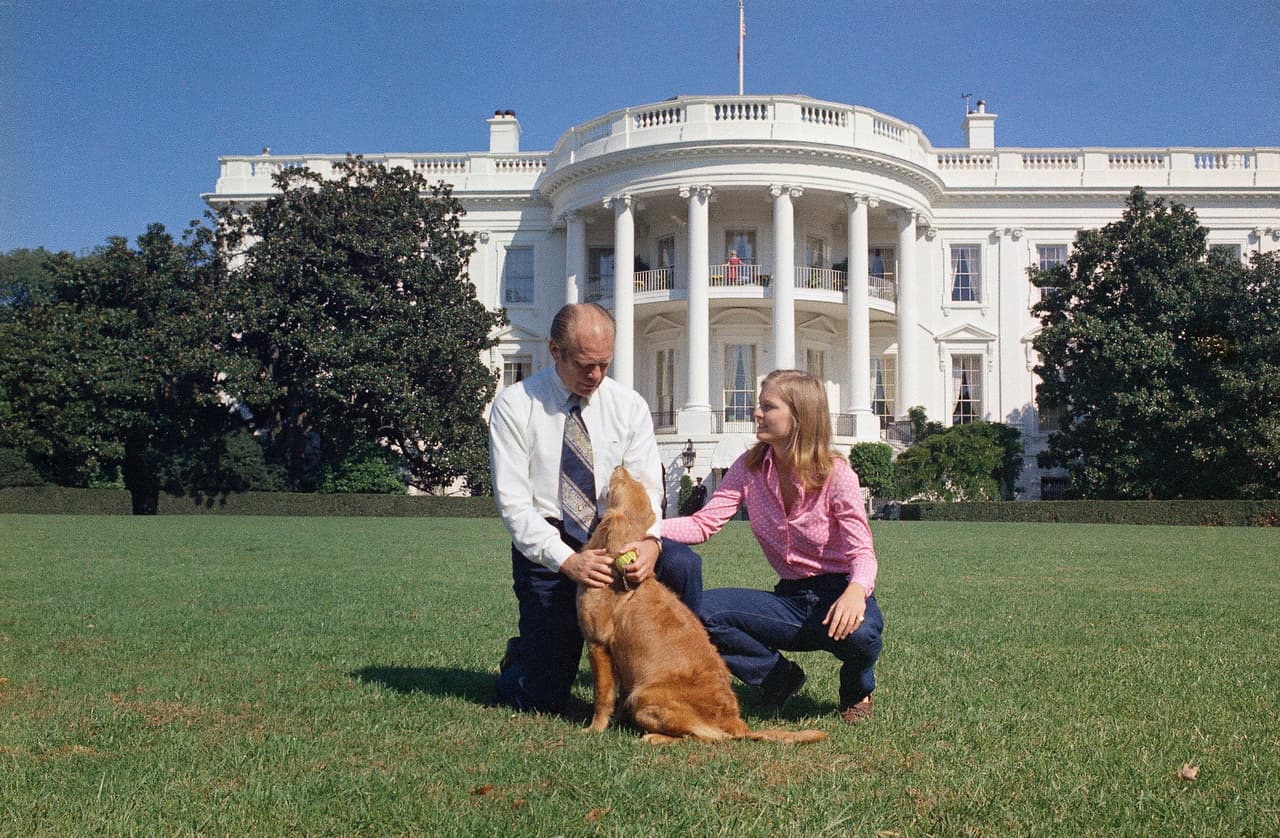 Gerald Ford junto a su hija y su 
<i>Golden Retriever</i> llamado 'Liberty', el único perro que tuvieron en la Casa Blanca. Completó el mandato tras la renuncia de Nixon.