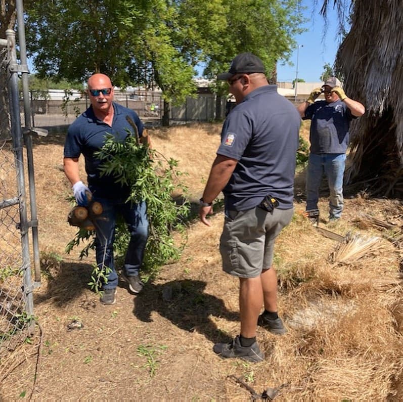 Otros 30 voluntarios de Beautify Fresno limpiaron el estacionamiento del antiguo mercado de Hanoian.
