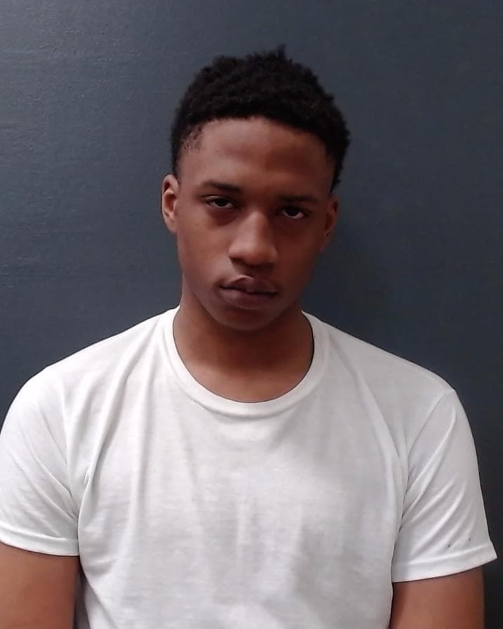 Los detenidos en este segundo punto fueron identificados como Raylyn Rayshawn Willrich, de 18 años.
