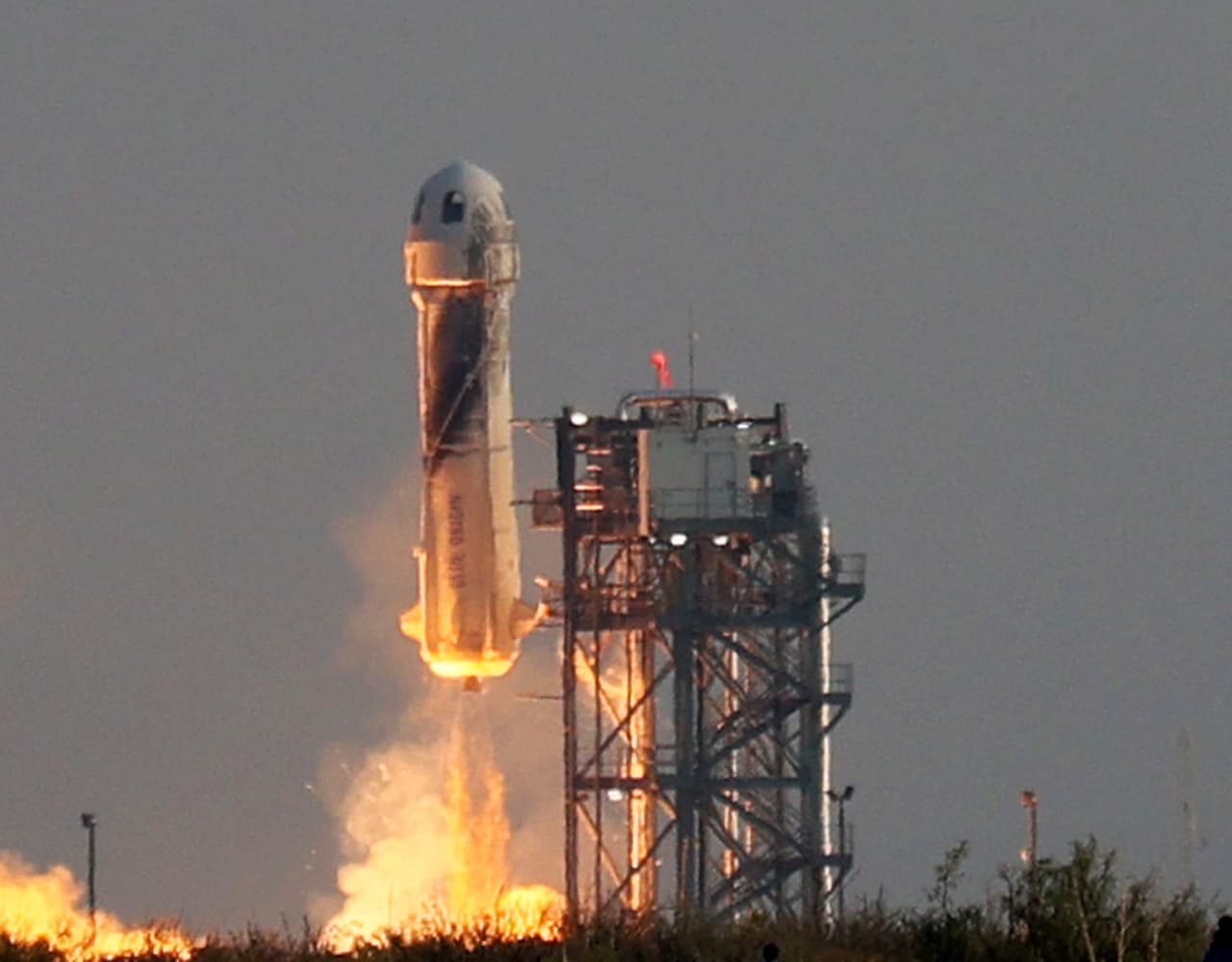 Días después, la cápsula donde viajó Jeff Bezos alcanzó unas 66 millas de altura. A diferencia del viaje de Branson, el cohete y la cápsula de Blue Origin (en la foto) se lanzaron verticalmente y volaron de forma autónoma. 
<br>
<br>Bezos superó la línea de Karman unas pocas millas y durante unos minutos junto a sus acompañantes también experimentó la gravedad cero. Estos vuelos, impresionantes e históricos, llegaron muy por debajo de la Estación Espacial Internacional (a unas 254 millas de altura) y serán superados por la misión Inspiration4 por unas 300 millas.
<br>
<br>
<a href="https://www.univision.com/noticias/estados-unidos/viaje-espacial-jeff-bezos-blue-origin-amazon-fotos"><u>Vea aquí las fotografías del vuelo espacial de el fundador de Amazon y Blue Origin</u></a>