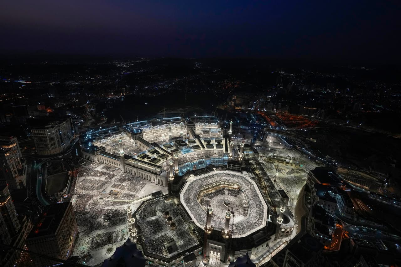 Una vista aérea de Kaaba, el edificio de la Gran Mezquita, durante la peregrinación anual del mes de Hajj (que coincidió con junio 2024) en Meca, Arabia Saudita. 
<a href="https://www.univision.com/noticias/cadaveres-en-las-calles-y-multitudes-en-la-meca-imagenes-de-la-peregrinacion-ante-un-calor-extremo-video">En medio de una fuerte ola de calor, se calcula que más de 1,300 personas murieron en el evento.</a>
