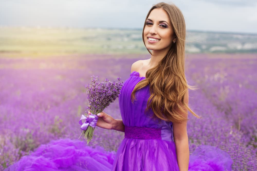 <b>ESCORPIÓN</b>
<br>
<b>Tu color para la primavera:</b> Morado o azul Prusia
<br>La primavera te asombra con encuentros insospechados, situaciones que ni siquiera pensabas iban a ocurrir. Lo más relevante ocurre en las parejas que esperan hijos, aumento de familia, formalización de relaciones.