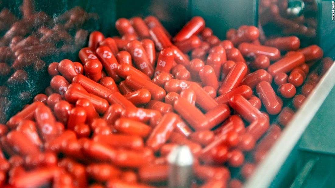 Se trata de “un medicamento antiviral oral en fase de investigación para el tratamiento del COVID-19 de leve a moderado en adultos que corren el riesgo de evolucionar a COVID-19 grave y/o ser hospitalizados”, dijo Merck en un comunicado.
