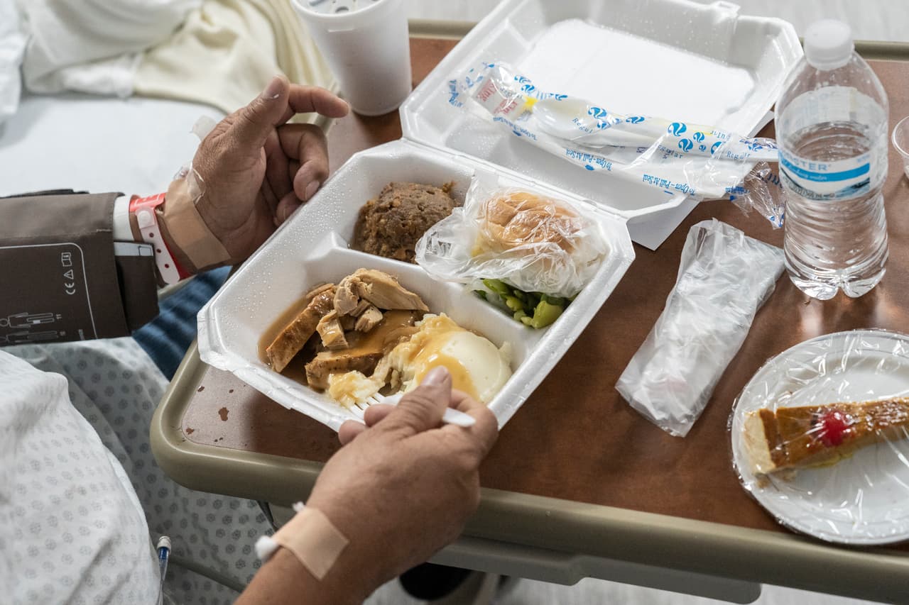 A los pacientes se les dio pavo, puré y una rebanada de pie. Según los informes, Texas ha llegado a más de 1,220,000 casos, incluidas más de 21,500 muertes.