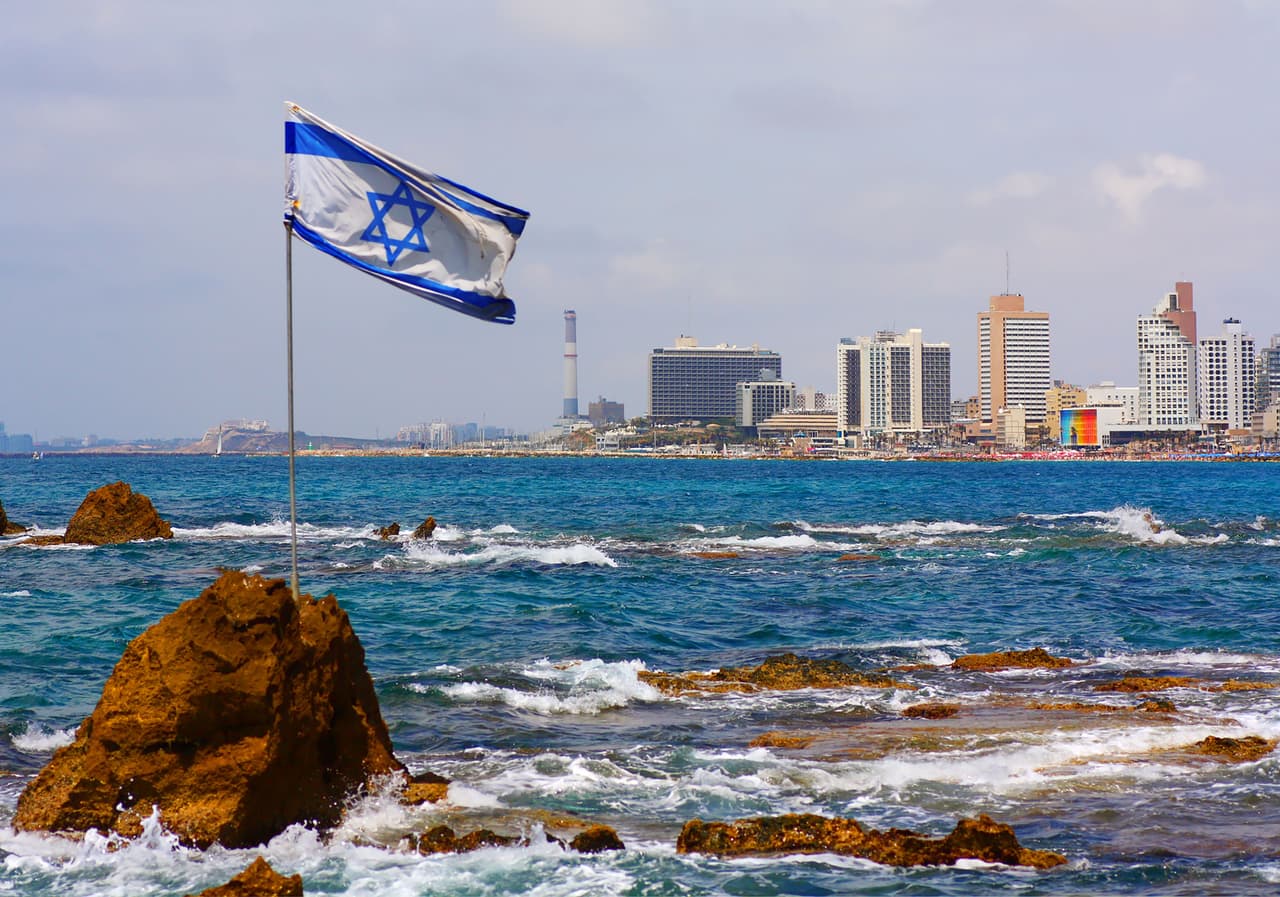 <b>Puesto 1. Tel Aviv (Israel)</b>
<br>
<br>
<b>Indice WCOL: 106</b>
<br>
<br>Esta ciudad israelí subió desde el quinto lugar que tenía el año pasado y ahora encabeza esta lista por primera vez en la historia. Llegó a ser la ciudad más costosa del mundo principalmente porque su moneda (el shekel) ha subido de valor, lo que encarece los costos locales cuando se traducen a dólares estadounidenses. 
<br>
<br>Los precios en la ciudad aumentaron de manera significativa en las categorías ‘canasta de la compra’, ‘artefactos domésticos’, ‘cuidado personal’, ‘recreación’, y ‘transporte’.