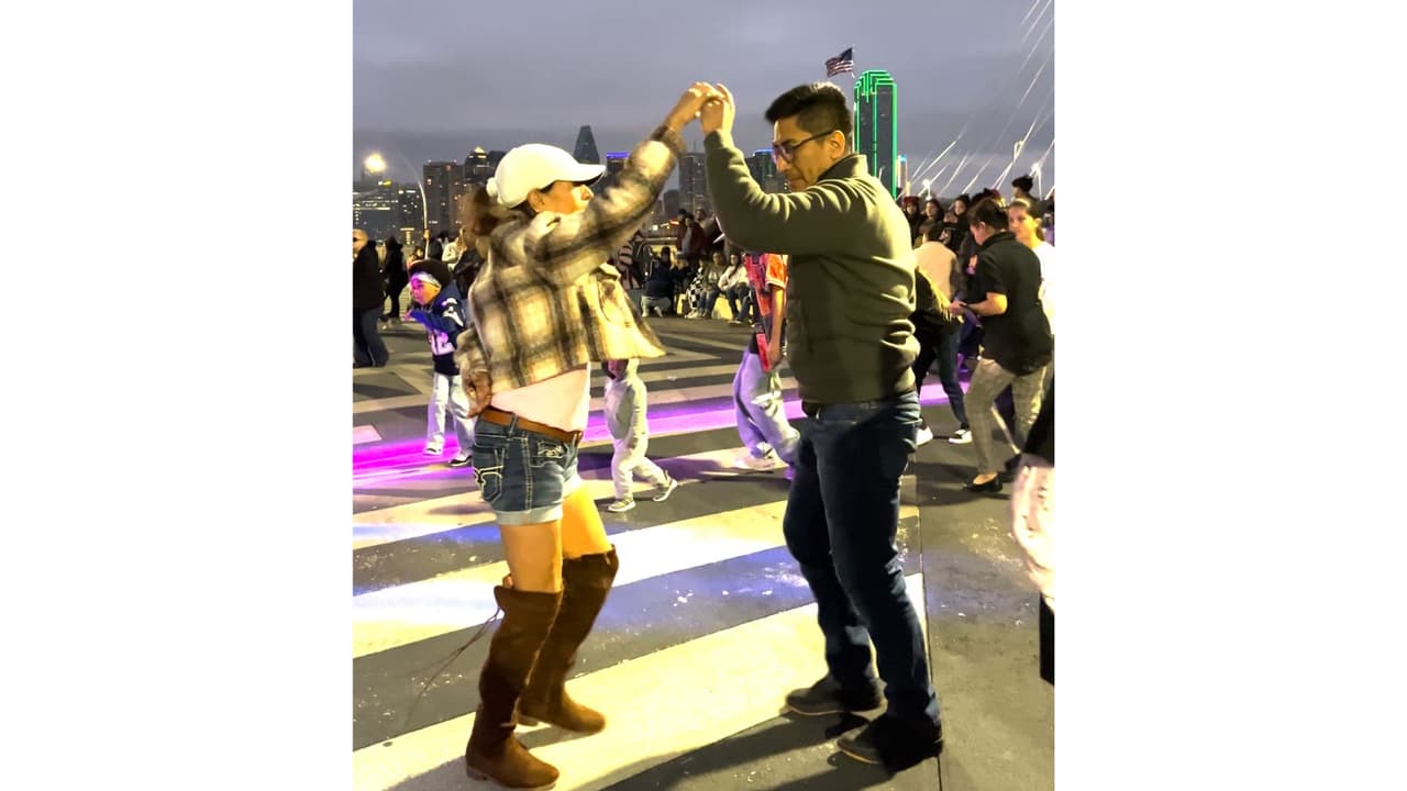 En pareja o en familia, cientos de personas van a los bailes masivos que organiza DallasCumbia en el puente Margaret Hunt. Por ahora tratan de convocar a estos bailes cada mes y han traído grupos de otras partes de Estados Unidos y México. 
<b>Ahora en Dallas también suena y se baila la cumbia. </b>