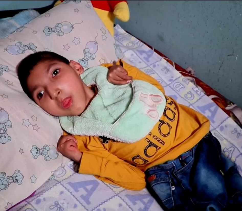 Villarreal dice que algo con lo que mejoraría la vida de esta pobre familia es con una silla de ruedas que Edgardo necesita de manera urgente y que sus abuelos no han podido conseguir, por lo que han decidido recurrir de manera abierta a la buena voluntad de la ciudadanía para poder obtenerla. 
<br>