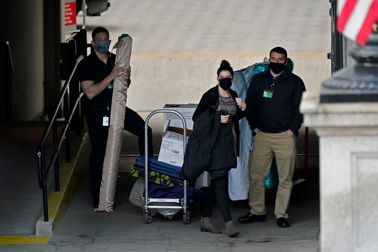 Inicialmente Trump había planeado salir de la Casa Blanca el 19 de enero, pero ahora el diario Washington Post indicó que lo hará el mismo 20 en la mañana. 
<br>