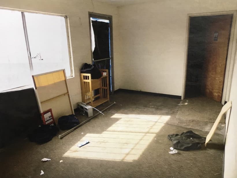En cualquier rincón donde podían tender una colcha descansaban los albañiles tijuanenses.