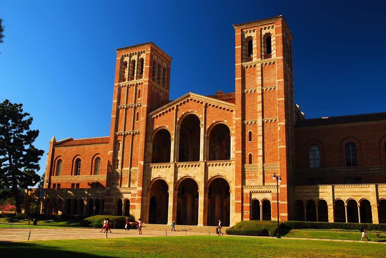 Cuando se llena el formulario de la FAFSA 
<b>es importante enumerar todas las escuelas a las que el alumno considera asistir, incluso si no ha aplicado todavía</b> o no ha sido aceptado aún. Al menos una deberá estar listada. En caso de que el aspirante llene el formulario de forma digital, la lista se puede modificar sin causar ningún tipo de problema.