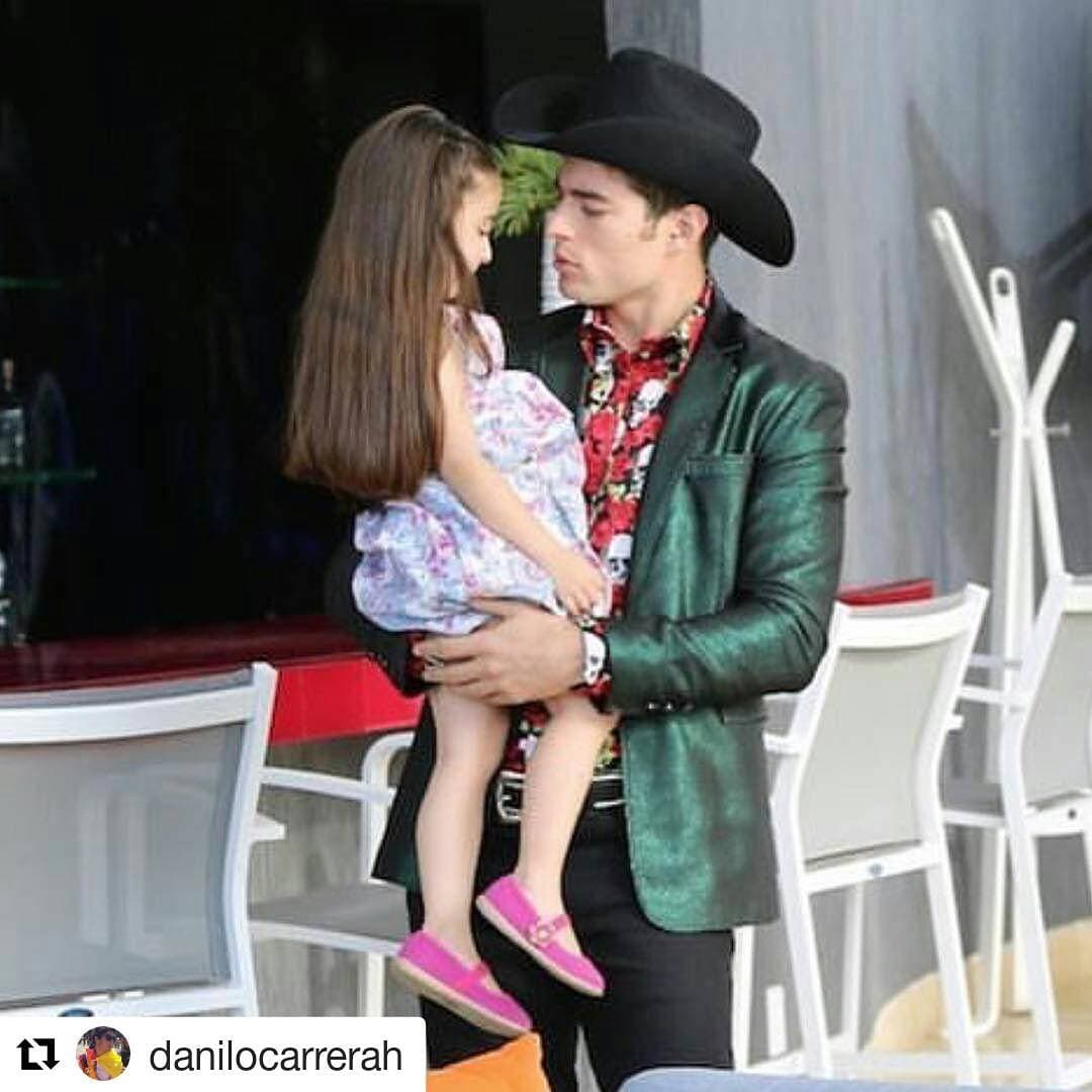 Tanto en la vida real como dentro de esta telenovela, a 
<b><a href="http://www.univision.com/temas/danilo-carrera">Danilo</a></b> se le ablandaba el corazón cada vez que tenía a esta pequeña entre sus brazos, sin duda una amistad que seguirá fuera de los foros de grabación.