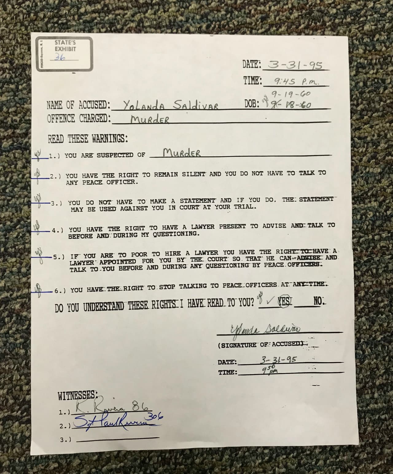 Luego de entregarse a la policía, Saldívar ofreció una confesión. A las 9:45 de la noche firmó el documento de advertencias que le leyeron el agente Ray Rivera y el sargento Paul Rivera. Aquí la enfermera y confidente de Selena renunció a su derecho a tener un abogado presente.