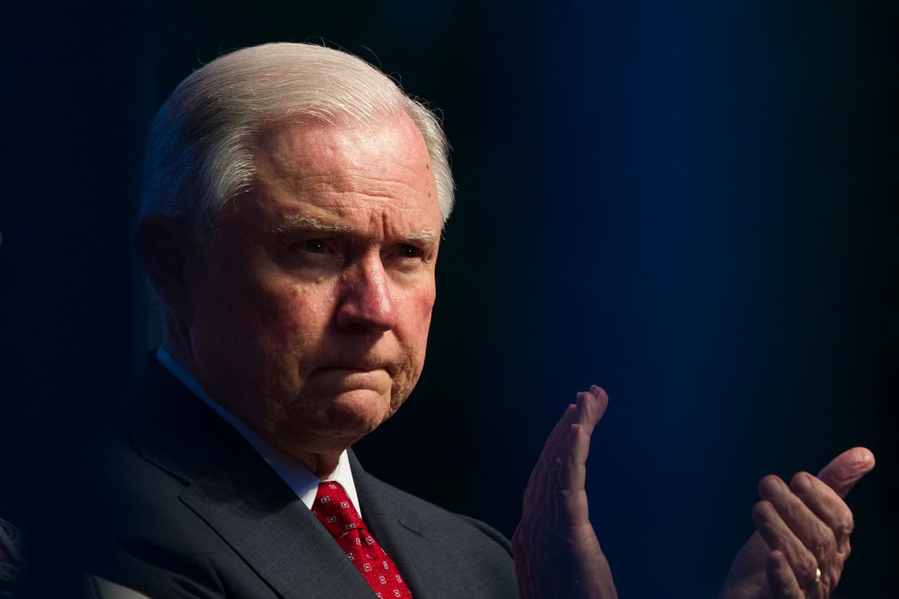 Sessions elimina la regla que otorgaba a refugiados y asilados “permiso indefinido para trabajar”