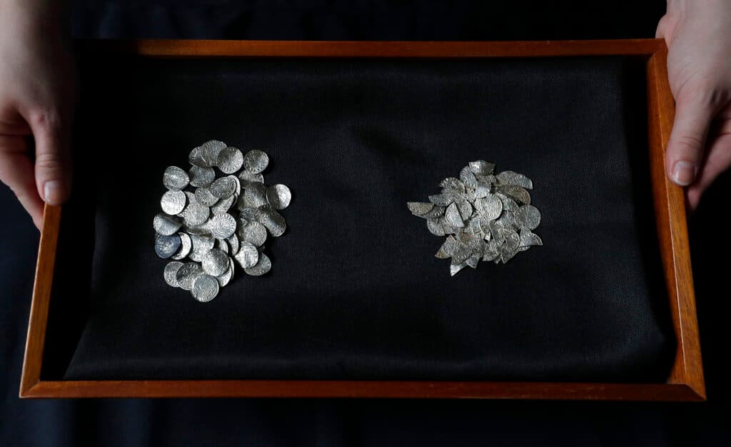 Las monedas de plata que se convirtieron en el hallazgo más valioso en la historia de Reino Unido