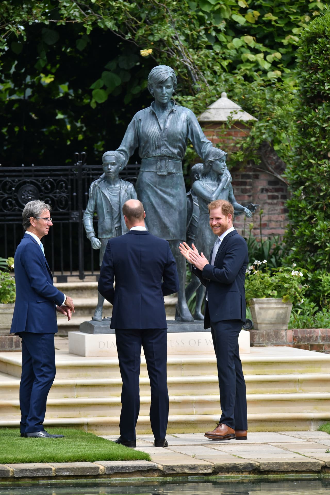 La escultura estuvo a cargo de Ian Rank-Broadley y le fue encargada por Harry y William en 2017. 
<br>