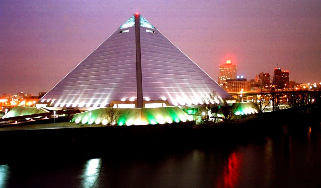 <b>Memphis, Tennessee,</b> presenta un hundimiento de la tierra que agrava sus riesgos ya existentes. La ciudad se encuentra entre aquellas con riesgos de inundaciones pluviales y fluviales, lo que puede exacerbarse por el hundimiento. 
<br>
<br>Situada a orillas del río Mississippi, Memphis está bajo el influjo de los efectos de GIA. Pero también los niveles de agua subterránea en acuíferos confinados y la deformación vertical hacen que esta icónica ciudad tenga en zonas de riesgo alto y muy alto por hundimiento a 1 de cada 167 edificios.