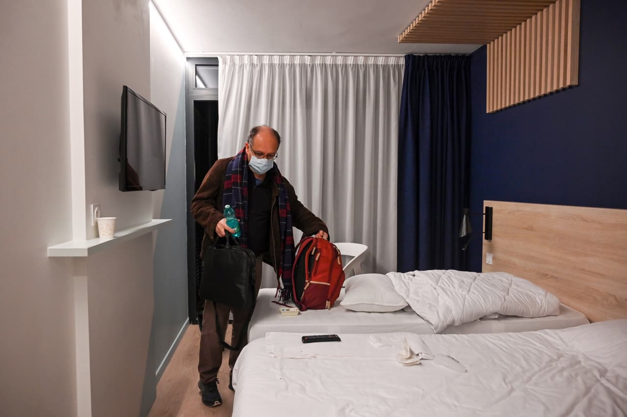 Elija una habitación en su hogar que pueda usarse para separar a los miembros enfermos de los que están sanos. Si es posible, también elija un baño para que lo use la persona enferma y limpie estas habitaciones de manera cotidiana.