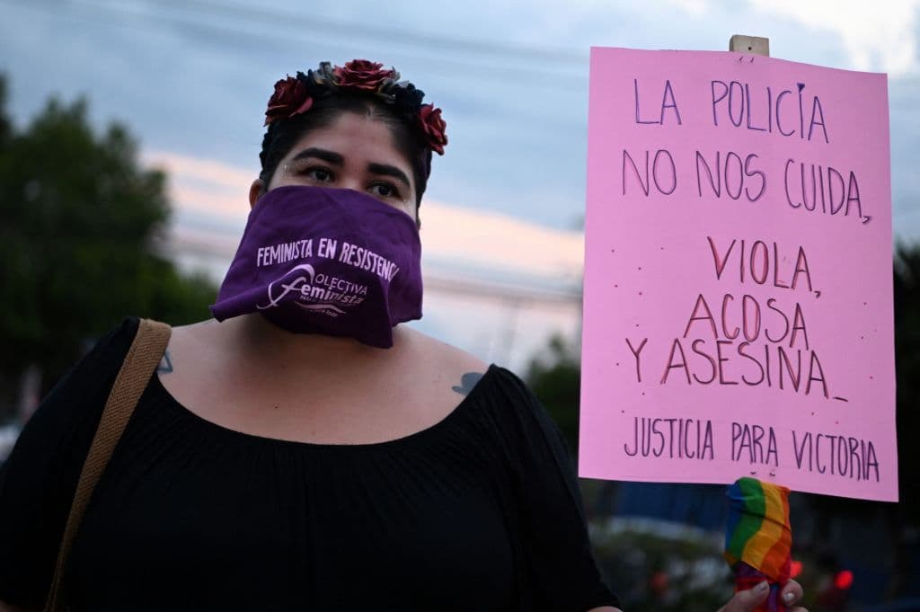 Las manifestantes gritaron frases como "
<b>Victoria no murió, la policía la mató", "Migrar es un derecho, abajo las fronteras" y "La policía no me cuida, me cuidan mis amigas"</b>. En los videos dados a conocer, cuando Victoria deja de luchar se escucha decir a uno de los policías: 
<b>“Ya no se mueve”</b>. Minutos más tarde, los mismos agentes trasladaron su cuerpo a bordo de una patrulla.