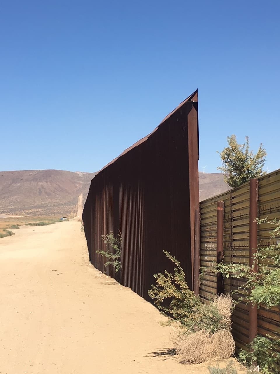 Valla fronteriza que separa California de México, junto al muro anti-Trump