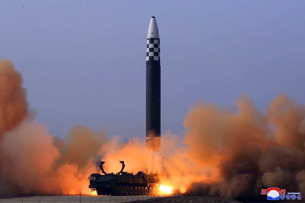 El misil, "lanzado desde el aeropuerto internacional de Pyongyang, ascendió a una altura máxima de 3,882.6 millas (6,248.5 kilómetros), voló 677 millas (1,090 kilómetros) durante 4,052 segundos y aterrizó con precisión en el lugar planeado, en aguas de alta mar del mar del Este de Corea (nombre que recibe el mar de Japón en las dos Coreas)", informó la agencia KCNA.