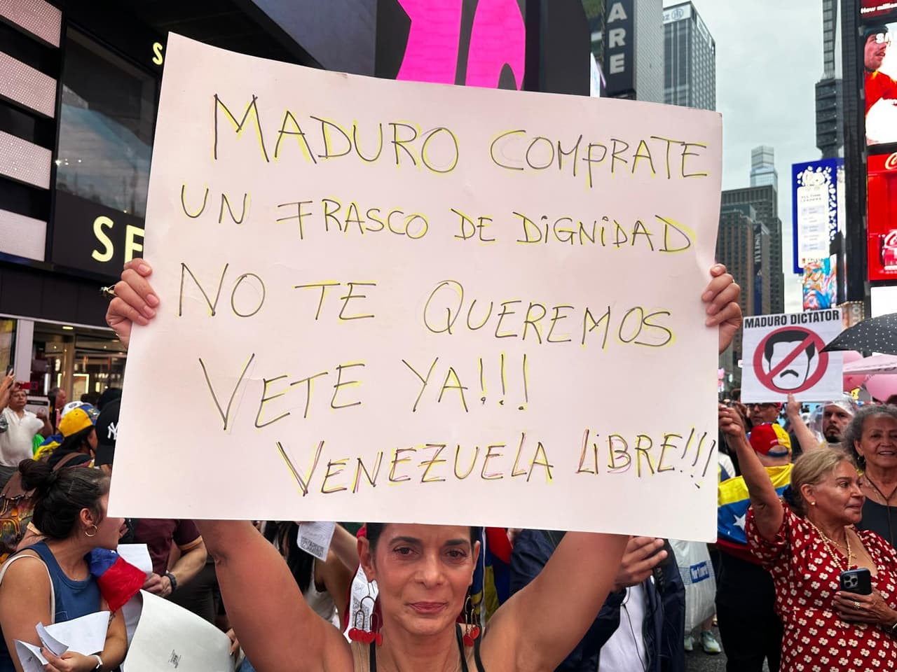 "Maduro cómprate un frasco de dignidad. No te queremos. ¡Vete ya! ¡Venezuela libre!" dice este cartel.