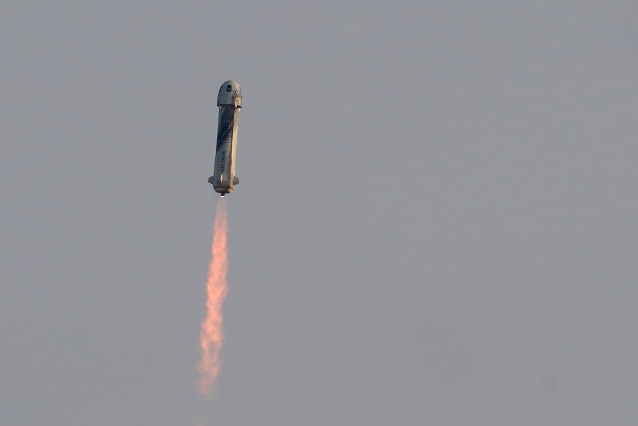 La cápsula que llevó a Bezos es totalmente automática, lo que evita la necesidad de llevar personal entrenado para el breve vuelo. El cohete Virgin Galactic de Branson requiere dos pilotos.