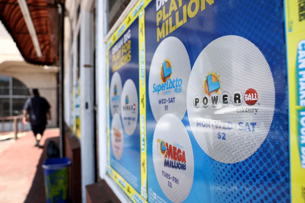 La persona ganadora tendrá que decidir si quiere los $1,080 millones pagados a plazos en 30 años o si prefiere un pago único de $558.1 millones, antes de impuestos. Desde 2014, nadie selecciona la opción de un pago a plazos.