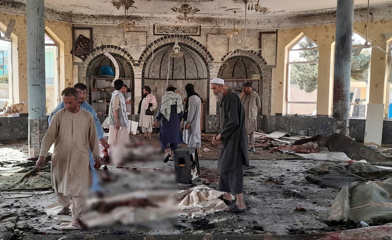 Según Zabihullah Mujahid, principal vocero de los talibanes, la mezquita chií era el objetivo del ataque, que dejó un “gran número” de fieles muertos y heridos.