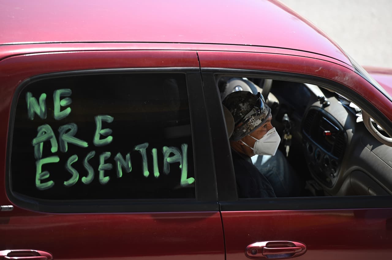 <b>Trabajadores esenciales.</b> El 
<a href="https://www.univision.com/local/san-francisco-kdtv/california-enviara-cheques-de-hasta-1-000-dolares-a-los-indocumentados-afectados-por-el-coronavirus" target="_blank">estímulo económico anunciado por el gobernador</a> representará un muy necesario alivio para una comunidad que conforma el 10% de la fuerza laboral de California, principalmente en 
<a href="https://www.univision.com/local/san-francisco-kdtv/coronavirus-lista-de-actividades-prohibidas-bajo-el-nuevo-toque-de-queda-en-la-bahia-de-san-francisco" target="_blank">sectores considerados esenciales</a> durante 
<a href="https://www.univision.com/local/san-francisco-kdtv/a-dias-del-pico-de-la-pandemia-california-reporta-768-muertes-y-mas-de-25-000-contagios-de-coronavirus" target="_blank">la pandemia de coronavirus,</a> como los trabajadores de limpieza, repartidores, jornaleros agrícolas, empleados de supermercados y de restaurantes.