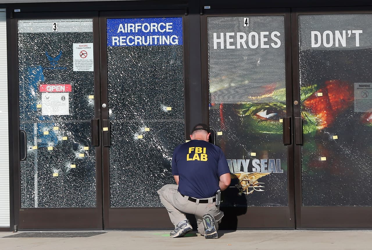 <b>2015. Instalaciones militares en</b> 
<b>Chattanooga, Tennessee. </b>Muhammad Youssef Abdulazeez, un inmigrante de Kuwait de 24 años, 
<a href="https://www.univision.com/noticias/el-atacante-de-chattanooga-tenia-escritos-sobre-suicidio-y-martirio">disparó un fusil AK-47 contra un centro de reclutamiento y una instalación militar,</a> asesinó a cinco soldados y fue abatido por la policía. Las autoridades calificaron el incidente como un ataque terrorista. En la fotografía un investigador de la policía federal en una de las escenas del ataque. 16 de junio de 2015.