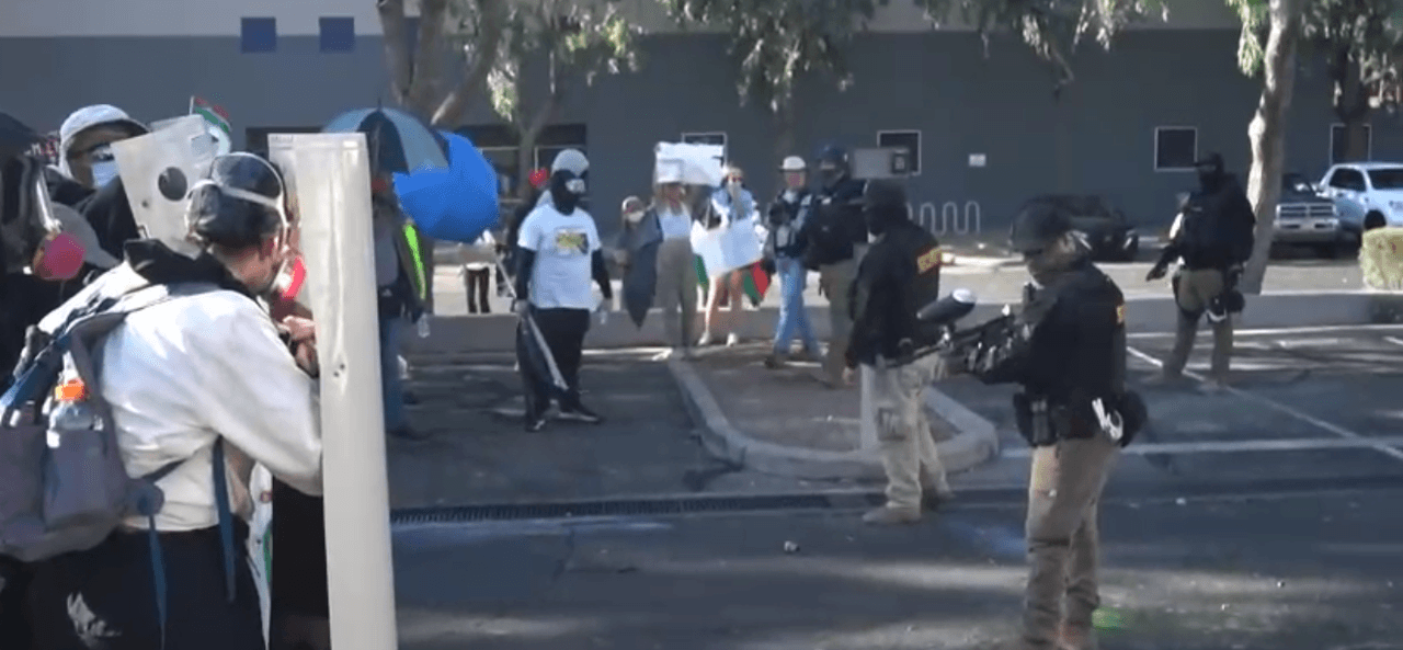 Poco después, la policía de Tucson llegó en ayuda de los oficiales que resguardaban el edificio federal.