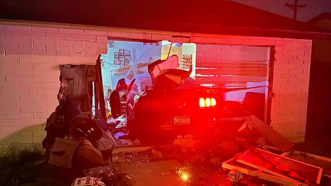 Así fue el momento en que un vehículo se estrelló contra una casa en Phoenix; residentes se salvan de milagro