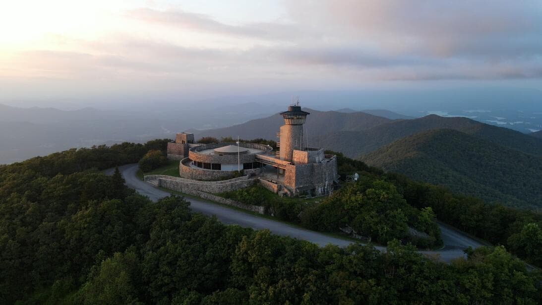 Conoce más sobre Brasstown Bald, 
<b><a href="https://www.univision.com/local/atlanta-wuvg/brasstown-bald-punto-mas-alto-de-georgia-y-estas-son-las-espectaculares-vistas-que-ofrece-en-este-2023-fotos">aquí</a></b>.