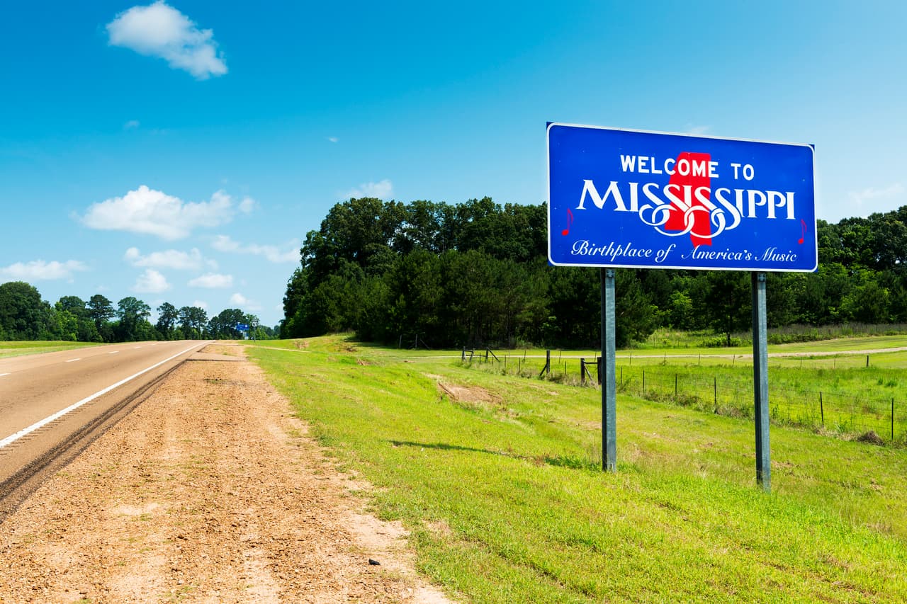 <b>Puesto 16. Mississippi</b>
<br>
<br>Costo anual promedio del mantenimiento de un automóvil: 2,881 dólares.
<br>
<br>Costo anual promedio de la revisión de la luz de reparación del motor encendida: 236 dólares en repuestos y 160 dólares en mano de obra.
<br>
<br>Costo anual promedio del seguro: 1,378 dólares.
<br>
<br>Gasto anual en gasolina por cada conductor con licencia en el estado: 1,107 dólares.
<br>
<br>Costo promedio de la gasolina al 20 de junio de 2021: 2.78 dólares por galón.
<br>
<br>
<br>Los estados pueden tener costos de seguro más altos debido a una serie de factores, incluido el alto riesgo de eventos climáticos severos como Florida o Louisiana.
<br>