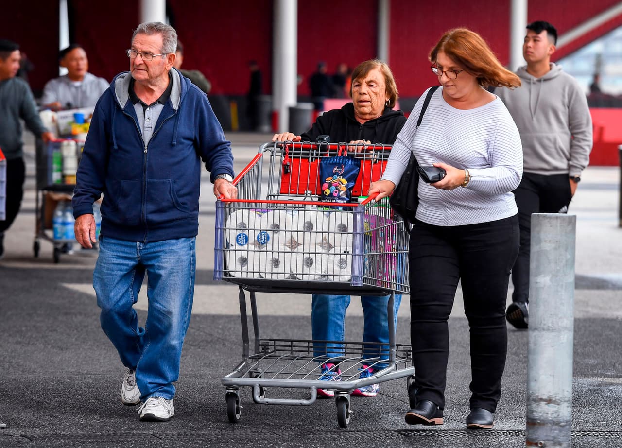 <b>Antes de salir de casa: </b>
<br>
<b>-</b>Más allá de la lista tradicional de compras, es totalmente opcional usar guantes y/o mascarillas.
<br>-La mayoría de los supermercados están ofreciendo gratuitamente bolsas para evitar usar las 'personales', y así reducir exposición a otras superficies.
<br>-Disponer de suficiente tiempo, porque lo más probable que haya línea para ingresar.
<br>-Puedes averiguar en google cuál es el tiempo de 'hora punta' para no ir en ese horario
<br>-Evita ir en grupo o en familia a comprar los alimentos