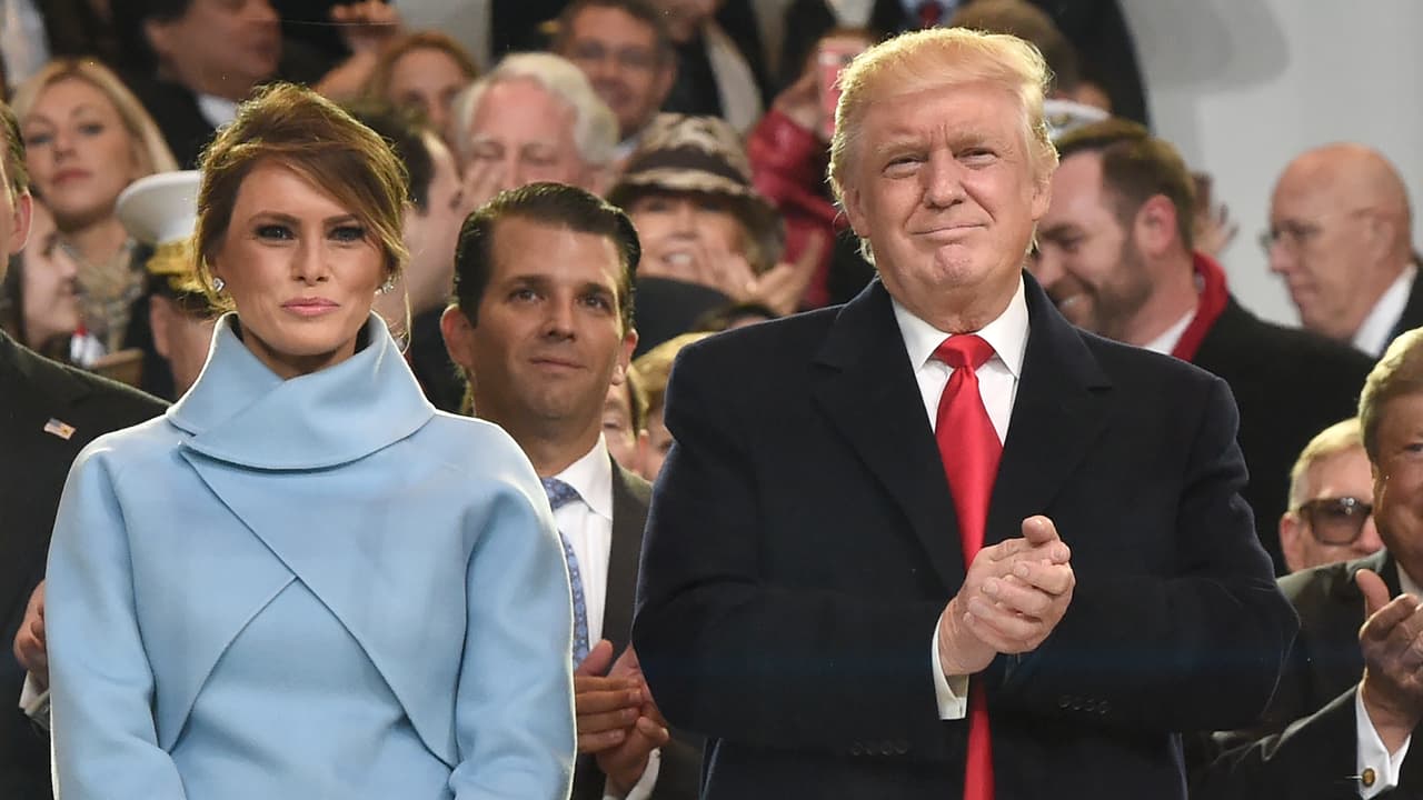 Su elección destaca a la hora de compararlo con el brillante vestido azul de Ralph Lauren, que la esposa de Donald Trump eligió para su llegada al Desfile Inaugural Presidencial de Washington, el 20 de enero de 2017.