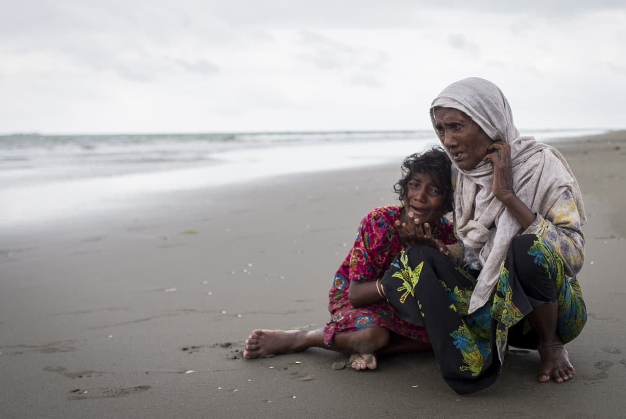 <b>Birmania/Myanmar</b>
<br>
<br>Refugiados aceptados por Estados Unidos desde 2016: 
<b>28,214</b>
<br>
<br>2016: 12,347 refugiados aceptados.
<br>
<br>2017: 5,078 refugiados aceptados.
<br>
<br>2018: 3,557 refugiados aceptados.
<br>
<br>2019: 4,932 refugiados aceptados.
<br>
<br>2020: 2,115 refugiados aceptados.
<br>
<br>2021 (hasta el 30 de abril): 185 refugiados aceptados.
<br>
<br>Uno de cada cuatro refugiados aceptados por Estados Unidos 
<a href="https://www.pri.org/stories/2017-05-04/biggest-group-refugees-us-christians-myanmar"><u>en los últimos 10 años proviene de Birmania/Myanmar</u></a>, un país altamente violento. Las personas de la etnia rohingya, musulmanes nacidos en Birmania, no son reconocidos por la mayoría budista como ciudadanos. 
<a href="https://www.univision.com/noticias/ataques/enfermedades-y-desnutricion-el-sufrimiento-de-los-ninos-rohingya-fotos-fotos"><u>Esto generó una persecución religiosa y étnica que impulsó el éxodo</u></a> 
<u>de miles. </u>