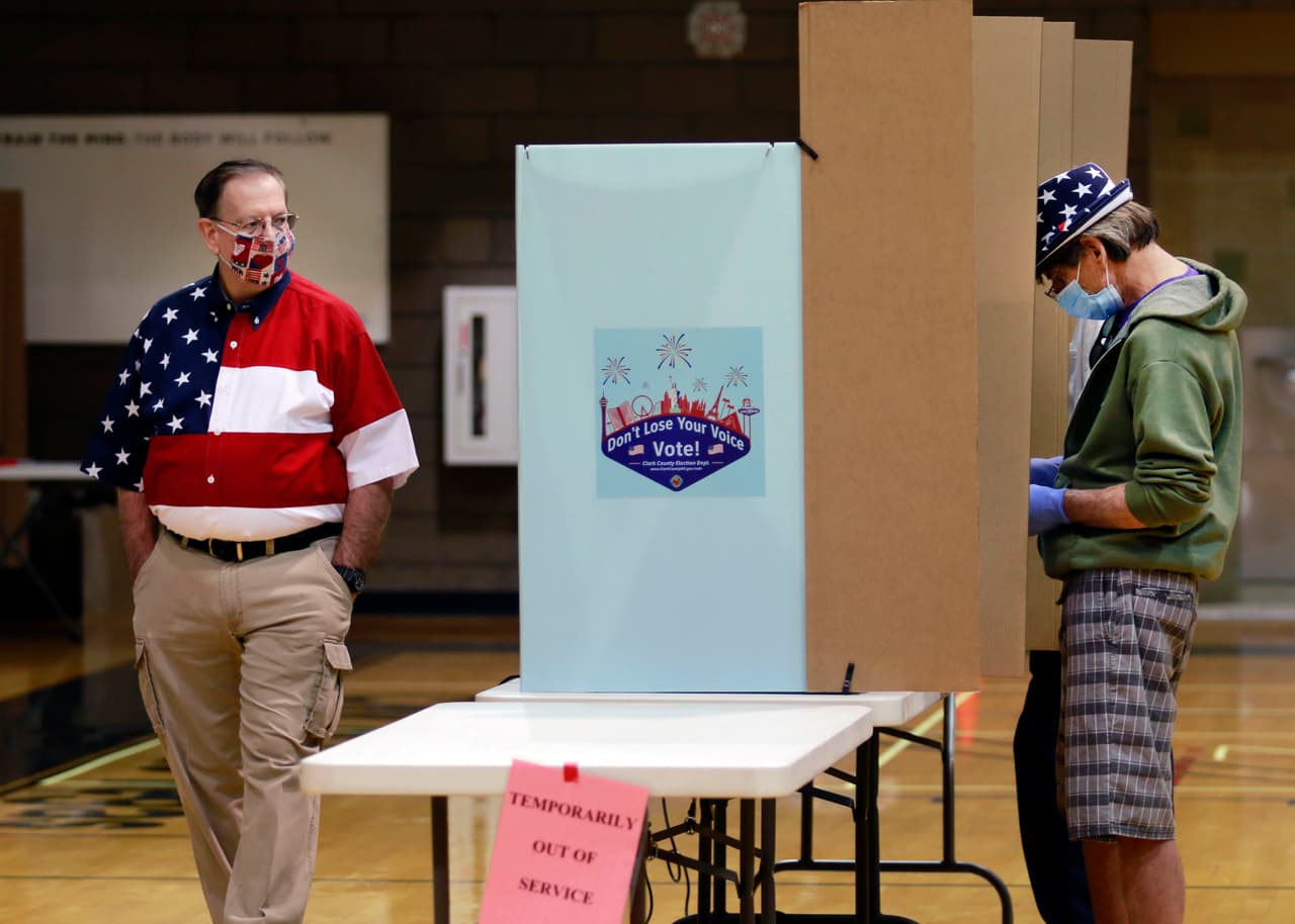 Richard Ambre, un voluntario electoral del Centro Comunitario Dupak en Las Vegas, Nevada, vigila que no se cometa fraude durante las elecciones de este martes 3 de noviembre.